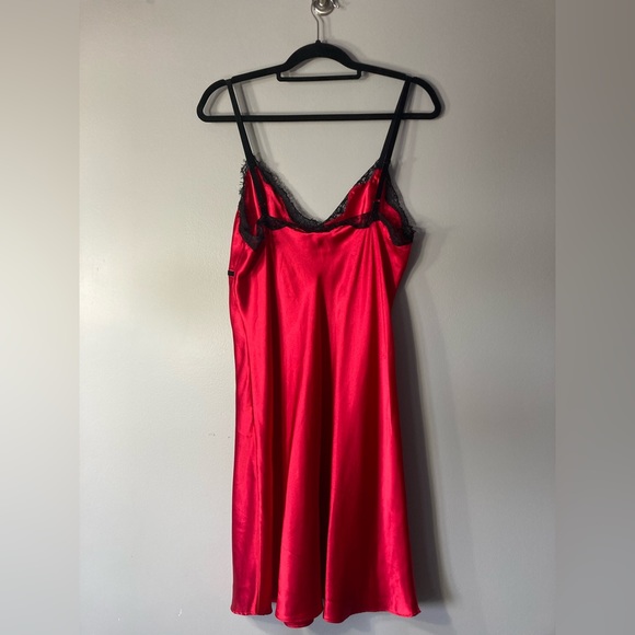 Cabernet Red Satin L Nightgown
Négligée Slip Dress
Black Eyelash Lace Trim - Picture 4 of 4